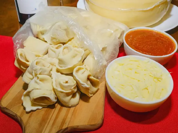 Massas artesanais com molho de tomate e molho branco