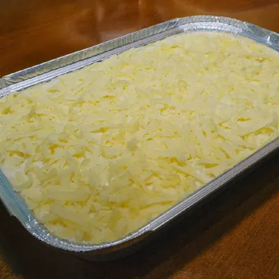 Travessa de massa com queijo para levar