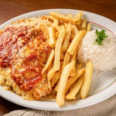 Parmegiana com arroz e batata frita