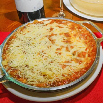Lasanha gratinada na travessa