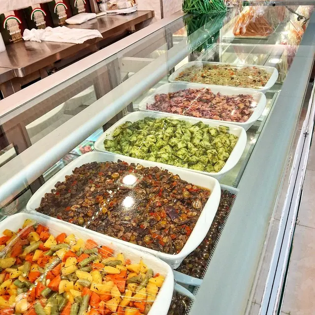 Balcão com massas e molhos variados
