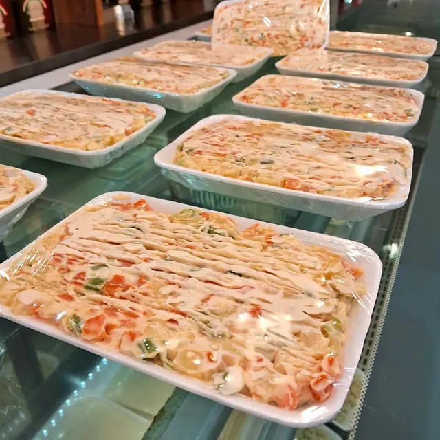 Travessas de massas recheadas prontas para levar