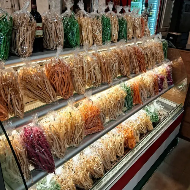 Massas frescas artesanais coloridas expostas na loja